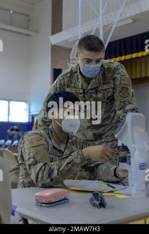 USA Air Force Airman First Class Blake Bernard und Senior Airman Aquan Pannell, 110. Medizintechniker der Medical Group, testen ein Brillenpaar eines Patienten mit einem Lensometer während einer medizinischen Klinik im Birchwood Community Center, Birchwood, Tennessee, 5. Juni 2022. Ein Lensometer identifiziert die Verordnung in der Linse einer Brille. Stockfoto