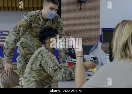 USA Air Force Airman First Class Blake Bernard und Senior Airman Aquan Pannell, 110. Medizintechniker der Medical Group, testen ein Brillenpaar eines Patienten mit einem Lensometer während einer medizinischen Klinik im Birchwood Community Center, Birchwood, Tennessee, 5. Juni 2022. Ein Lensometer identifiziert die Verordnung in der Linse einer Brille. Stockfoto