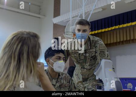 USA Air Force Airman First Class Blake Bernard und Senior Airman Aquan Pannell, 110. Medizintechniker der Medical Group, testen ein Brillenpaar eines Patienten mit einem Lensometer während einer medizinischen Klinik im Birchwood Community Center, Birchwood, Tennessee, 5. Juni 2022. Ein Lensometer identifiziert die Verordnung in der Linse einer Brille. Stockfoto