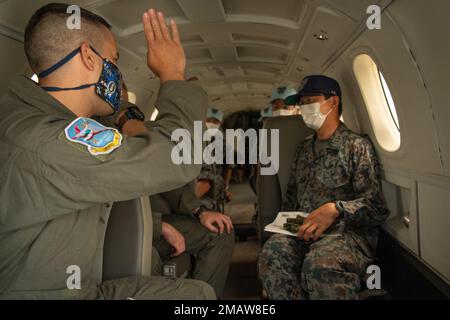 USA Air Force 1. LT. Roberto Ferreiro, ein 459. Airlift-Geschwader C-12J Huron-Pilot, der dem Yokota Air Base, Left, zugeteilt ist, trifft sich mit Japan Air Self-Defense Force Luftkadetten am Hofu-Kita Air Base, Japan, 3. Juni 2022. Die Luftwaffe der 459. Und der 374. Einsatzstaffel nahmen am Hofu Air Festival Teil, um bilaterale Beziehungen zu ihren japanischen Kollegen und der größeren Hofu-Gemeinde zu fördern. Stockfoto