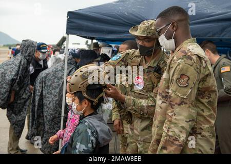 USA Air Force Staff Sergeant Natan Shipman, Center und Tech. Sgt. Henson Greene, rechts, interagieren Sie mit Mitgliedern der japanischen Öffentlichkeit während der Hofu Air Show 2022 am Hofu-Kita Air Base, Japan, 5. Juni 2022. Die Luftwaffe der 459. Und der 374. Einsatzstaffel nahmen am Hofu Air Festival Teil, um bilaterale Beziehungen zu ihren japanischen Kollegen und der größeren Hofu-Gemeinde zu fördern. Stockfoto