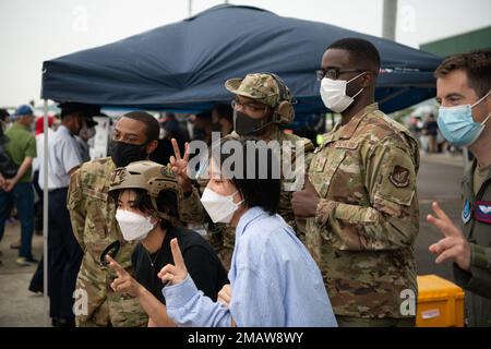 USA Air Force Airmen vom Luftwaffenstützpunkt Yokota posieren für ein Foto mit Mitgliedern der japanischen Öffentlichkeit während der Hofu Air Show 2022 am Luftwaffenstützpunkt Hofu-Kita, Japan, 5. Juni 2022. Die Luftwaffe der 459. Und der 374. Einsatzstaffel nahmen am Hofu Air Festival Teil, um bilaterale Beziehungen zu ihren japanischen Kollegen und der größeren Hofu-Gemeinde zu fördern. Stockfoto