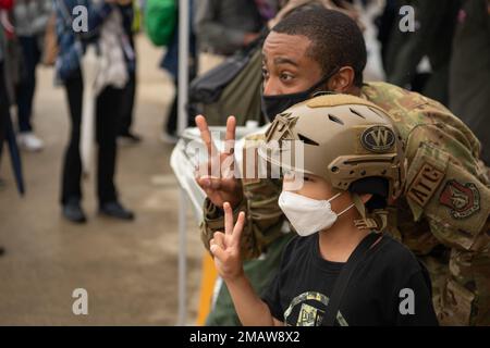 USA Air Force Staff Sergeant Brandon Johnson-Farmer posiert für ein Foto mit einem japanischen Publikum während der Hofu Air Show 2022 am Hofu-Kita Air Base, Japan, 5. Juni 2022. Die Luftwaffe der 459. Und der 374. Einsatzstaffel nahmen am Hofu Air Festival Teil, um bilaterale Beziehungen zu ihren japanischen Kollegen und der größeren Hofu-Gemeinde zu fördern. Stockfoto