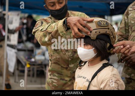 USA Air Force Staff Sgt. Brandon Johnson-Farmer interagiert während der Hofu Air Show 2022 am Hofu-Kita Air Base, Japan, 5. Juni 2022 mit einem japanischen Publikum. Die Luftwaffe der 459. Und der 374. Einsatzstaffel nahmen am Hofu Air Festival Teil, um bilaterale Beziehungen zu ihren japanischen Kollegen und der größeren Hofu-Gemeinde zu fördern. Stockfoto