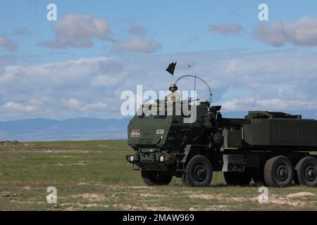 Eine M142-köpfige Crew des High Mobility Artillery Rocket System (HIMARS), die Alpha Battery, 5. Bataillon, 113. Artillerie-Regiment, North Carolina National Guard, untersteht der 65. Artillerie-Brigade, Utah National Guard, und kehrt von einer Feuermission während des Western Strike 22 im Orchard Combat Training Center, Idaho, zurück. 5. Juni 2022. WESTERN Strike 22 ist eine Exportable Combat Training Capability (XCTC)-Übung unter der Leitung des 65. FAB der Utah National Guard, bei der Soldaten für die Vorbereitung auf künftige großangelegte Kampfoperationen (Large Scale Combat Operations, LSCO) geschult werden. Stockfoto