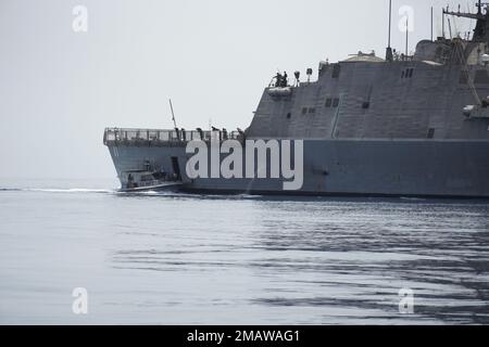 HAFEN VON DSCHIBUTI (6. Juni 2022) - Littoral-Kampfschiff USS Sioux City (LCS 11) fährt in den Hafen von Dschibuti am 6. Juni 2022. Sioux City wird im US-5.-Flottengebiet eingesetzt, um die Sicherheit und Stabilität des Seeverkehrs im Nahen Osten zu gewährleisten. Stockfoto