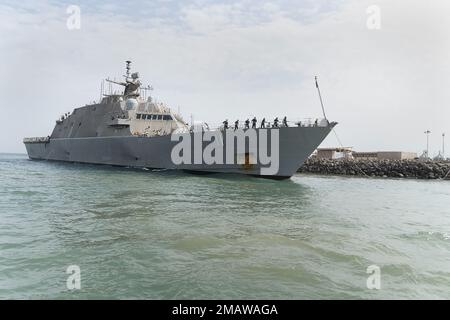 HAFEN VON DSCHIBUTI (6. Juni 2022) - Littoral-Kampfschiff USS Sioux City (LCS 11) fährt in den Hafen von Dschibuti am 5. Juni 2022. Sioux City wird im US-5.-Flottengebiet eingesetzt, um die Sicherheit und Stabilität des Seeverkehrs im Nahen Osten zu gewährleisten. Stockfoto