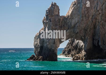 Der Cabo Arch ist vielleicht das berühmteste Wahrzeichen in Cabo San Lucas, mexikanische Riviera, Mexiko. Es ist nur mit dem Boot erreichbar und befindet sich am Land's End. Stockfoto