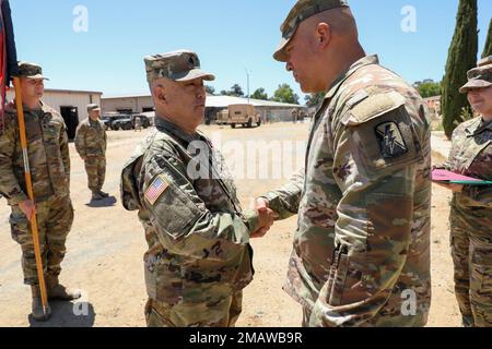 USA Armeekollege Randy Lau, Brigadekommandeur, 79. Infanterie-Brigaden-Kampfteam, verleiht die California Medal of Merit an Oberstleutnant Charles Kim, Stabschef des Allied Maritime Command, für seinen Dienst beim 79. IBCT während der XCTC-2021 in der Kearny Mesa Armory, Kalifornien, am 5. Juni 2022. Die California Medal of Merit wird einer Person verliehen, die sich durch einen außergewöhnlich verdienstvollen Dienst für den US-Bundesstaat Kalifornien oder die USA auszeichnet. (USA Armeefotos von Sgt. Simone Lara) Stockfoto