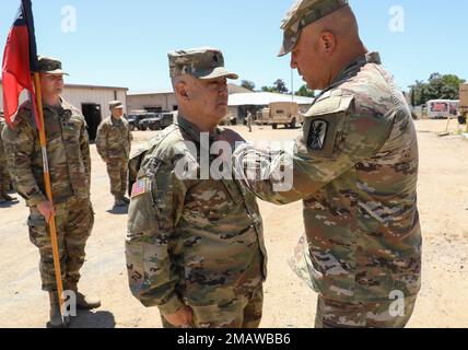 USA Armeekollege Randy Lau, Brigadekommandeur, 79. Infanterie-Brigaden-Kampfteam, verleiht die California Medal of Merit an Oberstleutnant Charles Kim, Stabschef des Allied Maritime Command, für seinen Dienst beim 79. IBCT während der XCTC-2021 in der Kearny Mesa Armory, Kalifornien, am 5. Juni 2022. Die California Medal of Merit wird einer Person verliehen, die sich durch einen außergewöhnlich verdienstvollen Dienst für den US-Bundesstaat Kalifornien oder die USA auszeichnet. (USA Armeefotos von Sgt. Simone Lara) Stockfoto