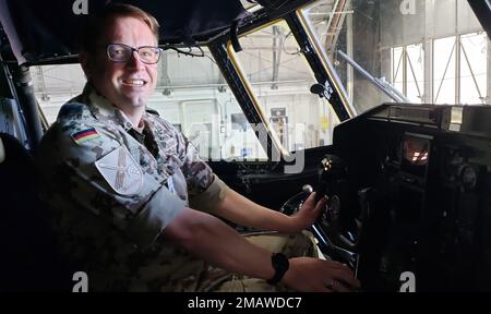 Oberstleutnant Heiko Radermacher, ein deutscher Luftwaffenoffizier, sitzt im Cockpit eines LC-130-Skivogel auf dem Luftwaffenstützpunkt Stratton, Scotia N.Y. MREP ermöglicht es Wächtern und Reserveflugzeugen und Soldaten, sowohl Offiziere als auch Soldaten, mit ausgewählten alliierten Nationen zu trainieren. Es hilft den Teilnehmern, ihr Wissen über die Reservekräfte zu erweitern, und beweist die fortgesetzte Unterstützung der NATO-Mitglieder und ihrer Militärs. Stockfoto