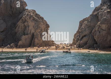 Der Lover's Beach in Cabo San Lucas, mexikanische Riviera, Mexiko, ist ein beliebtes Reiseziel für Touristen, Bootsfahrer, Schwimmer und andere Wasserliebhaber. Stockfoto