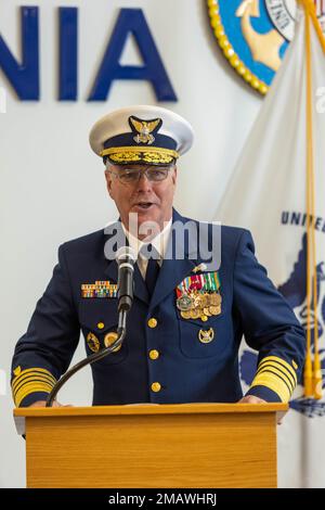 ADM. Steven Poulin, 33. Vizekommandant der USA Küstenwache, spricht bei der Wachwechsel-Zeremonie für die USA Küstenwache Atlantikgebiet, Kommandomeister Jeremy deMello, in Portsmouth, Virginia, 6. Juni 2022. Die Tradition ist reich an militärischer Geschichte, damit Untergebene Zeuge der Formalität des Kommandowechsels von einem Führer zum anderen werden können. Stockfoto