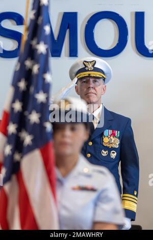 Stellvertretender Staatsanwalt Kevin Lunday, USA Kommandeur der Küstenwache des Atlantikgebiets, salutiert während der Nationalhymne bei der Zeremonie des Kommandomeisters zum Wachwechsel in Portsmouth, Virginia, am 6. Juni 2022. Die Tradition ist reich an militärischer Geschichte, damit Untergebene Zeuge der Formalität des Kommandowechsels von einem Führer zum anderen werden können. Stockfoto