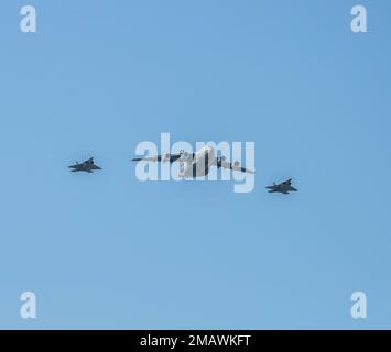 Ein C-17 Globemaster III und zwei F-22 Raptoren, die dem 3. Flügel zugeteilt wurden, führen während der Aktivierungszeremonie der 11. Luftwaffe am Pershing Parade Field, Joint Base Elmendorf-Richardson, Alaska, am 6. Juni 2022 einen Überflug durch. Die Geschichte der 11. Luftwaffe und des 3. Flügels geht bis zum 3. Juni 1945 zurück, als 11 ABN-Soldaten ins Cagayan Valley abgesprungen sind, um die letzten japanischen Truppen aus der Luzon-Region, Philippinen, zu vertreiben. Der 3.-Flügel unterstützte 11 ABN direkt, indem er die verbleibenden Hochburgen für diese Operation ins Visier nahm. Stockfoto