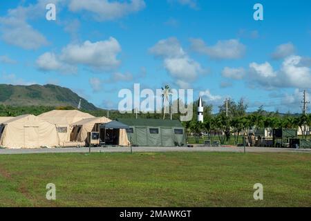 PITI, Guam (6. Juni 2022) Matrosen, die dem Befehlshaber der Task Force (CTF) 75 zugewiesen wurden, arbeiten am Expeditionary Maritime Operations Center zur Unterstützung von Expedition Valiant Shield 2022. Übungen wie Valiant Shield ermöglichen den Einsatzkräften des Kommandobereichs Indo-Pazifik die Möglichkeit, Truppen aus allen Dienstbereichen zu integrieren, um präzise, tödliche und überwältigende mehrachsige, multidomänenübergreifende Effekte durchzuführen, die die Stärke und Vielseitigkeit der Joint Force und unser Engagement für ein freies und offenes Indo-Pazifik demonstrieren. Stockfoto