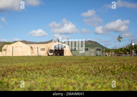 PITI, Guam (6. Juni 2022) Matrosen, die dem Befehlshaber der Task Force (CTF) 75 zugewiesen wurden, arbeiten am Expeditionary Maritime Operations Center zur Unterstützung von Expedition Valiant Shield 2022. Übungen wie Valiant Shield ermöglichen den Einsatzkräften des Kommandobereichs Indo-Pazifik die Möglichkeit, Truppen aus allen Dienstbereichen zu integrieren, um präzise, tödliche und überwältigende mehrachsige, multidomänenübergreifende Effekte durchzuführen, die die Stärke und Vielseitigkeit der Joint Force und unser Engagement für ein freies und offenes Indo-Pazifik demonstrieren. Stockfoto