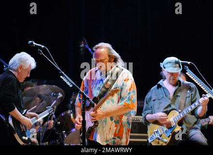 AUGUST 10: Graham Nash, Stephen Stills und Neil Young von Crosby, Stills, Nash und Young treten am 10. August 2006 auf ihrer Freedom of Speech Tour in der Philips Arena in Atlanta auf. KREDIT: Chris McKay/MediaPunch Stockfoto