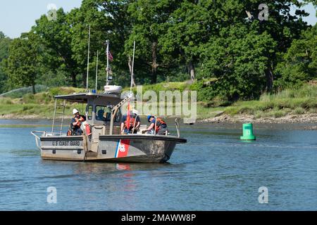 Eine Küstenwache AIDS to Navigation Team (ANT) New Yorker Bootscrew legt Bojen am Milton Harbor, New York, am 6. Juni 2022 vorübergehend ab. Aufgrund der starken Abstiche in der Gegend ist die Wassertiefe zu flach geworden, um von den Küstenwachen regelmäßig Zugang zu den Bojen zu erhalten und diese zu warten. Private Navigationshilfen markieren den Kanal, bis die Ausbaggerung abgeschlossen ist. Stockfoto