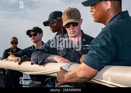 DSCHIBUTI (6. Juni 2022), Matrosen sichern das Jackstaff an Bord des Kampfschiffs USS Sioux City (LCS 11), Juni 6. Sioux City wird im US-5.-Flottengebiet eingesetzt, um die Sicherheit und Stabilität des Seeverkehrs im Nahen Osten zu gewährleisten. Stockfoto