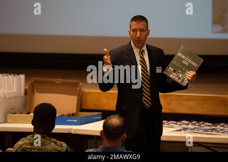 Scott Wiedmann, der stellvertretende Direktor des Federal Voting Assistance Program, spricht mit US-Marines und Seeleuten während eines Workshops für Voting Assistance Officer im Pendleton Theater and Training Center im Marine Corps Base Camp Pendleton, Kalifornien, 7. Juni 2022. Das Programm zur Unterstützung der Stimmabgabe soll sicherstellen, dass Mitglieder des Dienstes, ihre berechtigten Familienmitglieder und ausländische Bürger über die Instrumente, Ressourcen und ihr Wahlrecht von überall auf der Welt informiert sind. Camp Pendleton,FVAP,Marines,Stimme,Wählerunterstützung, Stockfoto