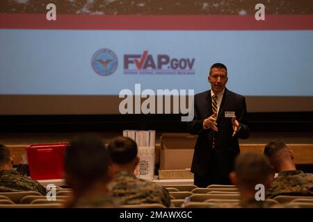 Scott Wiedmann, der stellvertretende Direktor des Federal Voting Assistance Program, spricht mit US-Marines und Seeleuten während eines Workshops für Voting Assistance Officer im Pendleton Theater and Training Center im Marine Corps Base Camp Pendleton, Kalifornien, 7. Juni 2022. Das Programm zur Unterstützung der Stimmabgabe soll sicherstellen, dass Mitglieder des Dienstes, ihre berechtigten Familienmitglieder und ausländische Bürger über die Instrumente, Ressourcen und ihr Wahlrecht von überall auf der Welt informiert sind. Camp Pendleton,FVAP,Marines,Stimme,Wählerunterstützung, Stockfoto