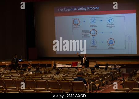 Scott Wiedmann, der stellvertretende Direktor des Federal Voting Assistance Program, spricht mit US-Marines und Seeleuten während eines Workshops für Voting Assistance Officer im Pendleton Theater and Training Center im Marine Corps Base Camp Pendleton, Kalifornien, 7. Juni 2022. Das Programm zur Unterstützung der Stimmabgabe soll sicherstellen, dass Mitglieder des Dienstes, ihre berechtigten Familienmitglieder und ausländische Bürger über die Instrumente, Ressourcen und ihr Wahlrecht von überall auf der Welt informiert sind. Camp Pendleton,FVAP,Marines,Stimme,Wählerunterstützung, Stockfoto