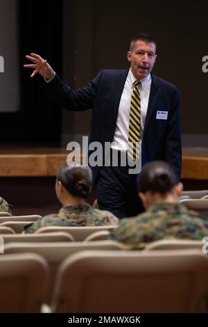 Scott Wiedmann, der stellvertretende Direktor des Federal Voting Assistance Program, spricht mit US-Marines und Seeleuten während eines Workshops für Voting Assistance Officer im Pendleton Theater and Training Center im Marine Corps Base Camp Pendleton, Kalifornien, 7. Juni 2022. Das Programm zur Unterstützung der Stimmabgabe soll sicherstellen, dass Mitglieder des Dienstes, ihre berechtigten Familienmitglieder und ausländische Bürger über die Instrumente, Ressourcen und ihr Wahlrecht von überall auf der Welt informiert sind. Camp Pendleton,FVAP,Marines,Stimme,Wählerunterstützung, Stockfoto
