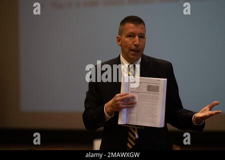 Scott Wiedmann, der stellvertretende Direktor des Federal Voting Assistance Program, spricht mit US-Marines und Seeleuten während eines Workshops für Voting Assistance Officer im Pendleton Theater and Training Center im Marine Corps Base Camp Pendleton, Kalifornien, 7. Juni 2022. Das Programm zur Unterstützung der Stimmabgabe soll sicherstellen, dass Mitglieder des Dienstes, ihre berechtigten Familienmitglieder und ausländische Bürger über die Instrumente, Ressourcen und ihr Wahlrecht von überall auf der Welt informiert sind. Camp Pendleton,FVAP,Marines,Stimme,Wählerunterstützung, Stockfoto