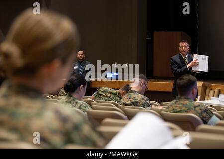 Scott Wiedmann, der stellvertretende Direktor des Federal Voting Assistance Program, spricht mit US-Marines und Seeleuten während eines Workshops für Voting Assistance Officer im Pendleton Theater and Training Center im Marine Corps Base Camp Pendleton, Kalifornien, 7. Juni 2022. Das Programm zur Unterstützung der Stimmabgabe soll sicherstellen, dass Mitglieder des Dienstes, ihre berechtigten Familienmitglieder und ausländische Bürger über die Instrumente, Ressourcen und ihr Wahlrecht von überall auf der Welt informiert sind. Camp Pendleton,FVAP,Marines,Stimme,Wählerunterstützung, Stockfoto