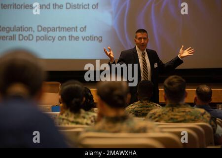 Scott Wiedmann, der stellvertretende Direktor des Federal Voting Assistance Program, spricht mit US-Marines und Seeleuten während eines Workshops für Voting Assistance Officer im Pendleton Theater and Training Center im Marine Corps Base Camp Pendleton, Kalifornien, 7. Juni 2022. Das Programm zur Unterstützung der Stimmabgabe soll sicherstellen, dass Mitglieder des Dienstes, ihre berechtigten Familienmitglieder und ausländische Bürger über die Instrumente, Ressourcen und ihr Wahlrecht von überall auf der Welt informiert sind. Camp Pendleton,FVAP,Marines,Stimme,Wählerunterstützung, Stockfoto