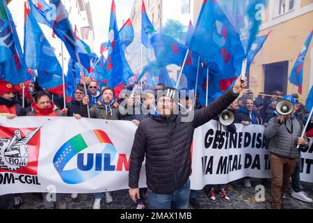 Rom, Italien. 19. Januar 2023. Demonstration in Rom vor dem Hauptquartier des Ministeriums für Unternehmen und in Italien hergestellt, organisiert von Arbeitern der ehemaligen ILVA-Fabriken in Taranto. (Kreditbild: © Matteo Nardone/Pacific Press via ZUMA Press Wire) NUR REDAKTIONELLE VERWENDUNG! Nicht für den kommerziellen GEBRAUCH! Stockfoto