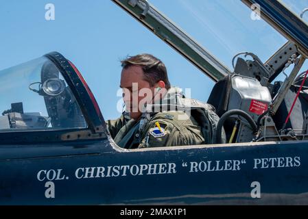 USA Oberst der Luftwaffe Christopher Peters, Vizekommandeur des 325. Kampfflügels, bereitet sich auf den Flug in einem T-38A-Talon-Flugzeug auf dem Luftwaffenstützpunkt Tyndall, Florida, vor, 6. Juni 2022. Peters hat während seiner 24-jährigen Karriere bereits die Modelle F-15E Strike Eagle, T-37 Tweet und T-38 getestet. Stockfoto