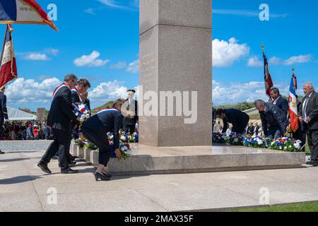 Französische Ehrenbürger, französische Militärangehörige und US-amerikanische Armeeangehörige legen Kränze auf die USA Army VII Corps Forces Monument, 6. Juni 2022, anlässlich der Gedenkzeremonie de Utah Beach 78., Utah Beach, Normandie, Frankreich. Das World war II Utah Beach American Memorial erinnert an die Errungenschaften der USA Armee-VII-Korps-Truppen, die bei der Befreiung der Halbinsel Cotentin vom 6. Juni 1944 bis zum 1. Juli 1944 landeten und kämpften. Stockfoto