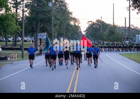 Brigg. General Patrick R. Michaelis, Left, Fort Jackson kommandierender General, Post Command Sgt. Major Philson Tavernier, Right, und Gastmusiker Travis Denning, Center, starten die Victory Week nach dem langen Lauf am 6. Juni 2022. Denning besuchte die Post, um einen Teil einer TV-Serie zu Filmen, und gab den Auszubildenden ein akustisches Minikonzert, um seine Wertschätzung für ihr Engagement für den Dienst der Nation zu zeigen. Stockfoto