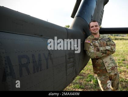 FORT CHAFFEE, ARKANSAS - der heutige Soldat des Tages ist Chief Warrant Officer 2. Grade Rynne Banks aus Springdale, Ark. Chief Banks ist ein Pilot für medizinische Evakuierung bei G-Firma 3-238. General Support Aviation Bataillon. Banks und seine Crew führen in einem UH-60L Blackhawk Helikopter Mission Essential-Evakuierungsflüge für das 39. Infanterie-Brigade-Kampfteam und die 77. Kampfluftfahrtbrigade durch. Wenn er nicht in der Luft ist, finden Sie Banken in der Vorlesungshalle der UALR, wo er ein Vollzeitstudent ist, der einen Bachelor of Science in Physik sucht. Seine Zeit in der Luft und seine Zeit in der Klasse Stockfoto