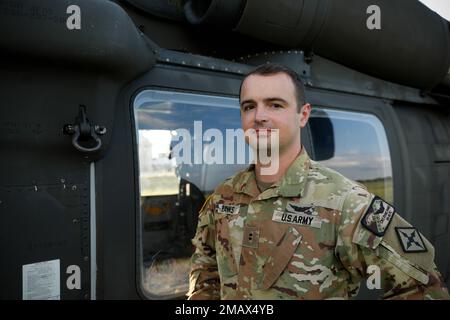 FORT CHAFFEE, ARKANSAS - der heutige Soldat des Tages ist Chief Warrant Officer 2. Grade Rynne Banks aus Springdale, Ark. Chief Banks ist ein Pilot für medizinische Evakuierung bei G-Firma 3-238. General Support Aviation Bataillon. Banks und seine Crew führen in einem UH-60L Blackhawk Helikopter Mission Essential-Evakuierungsflüge für das 39. Infanterie-Brigade-Kampfteam und die 77. Kampfluftfahrtbrigade durch. Wenn er nicht in der Luft ist, finden Sie Banken in der Vorlesungshalle der UALR, wo er ein Vollzeitstudent ist, der einen Bachelor of Science in Physik sucht. Seine Zeit in der Luft und seine Zeit in der Klasse Stockfoto