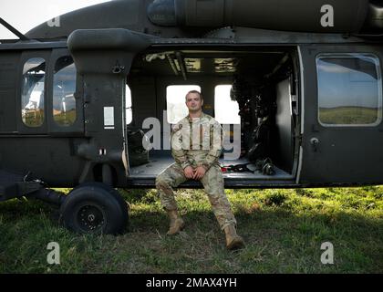 FORT CHAFFEE, ARKANSAS - der heutige Soldat des Tages ist Chief Warrant Officer 2. Grade Rynne Banks aus Springdale, Ark. Chief Banks ist ein Pilot für medizinische Evakuierung bei G-Firma 3-238. General Support Aviation Bataillon. Banks und seine Crew führen in einem UH-60L Blackhawk Helikopter Mission Essential-Evakuierungsflüge für das 39. Infanterie-Brigade-Kampfteam und die 77. Kampfluftfahrtbrigade durch. Wenn er nicht in der Luft ist, finden Sie Banken in der Vorlesungshalle der UALR, wo er ein Vollzeitstudent ist, der einen Bachelor of Science in Physik sucht. Seine Zeit in der Luft und seine Zeit in der Klasse Stockfoto