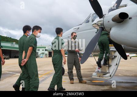 USA Air Force Major Andrew Romney, Center, lädt Flugkadetten der Japan Air Self-Defense Force zu einer Tour an Bord einer Yokota Air Base C-12J Huron am Hofu-Kita Air Base, Japan, am 6. Juni 2022 ein. Die Luftwaffe der 459. Und der 374. Einsatzstaffel nahmen am Hofu Air Festival Teil, um bilaterale Beziehungen zu ihren japanischen Kollegen und der größeren Hofu-Gemeinde zu fördern. Stockfoto