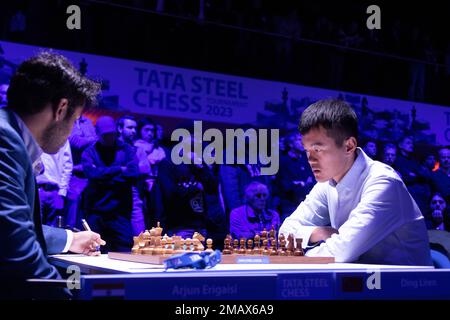 Amsterdam, Niederlande. 19. Januar 2023. Ding Liren (R) aus China konkurriert gegen Arjun Erigaisi (L) aus Indien während der fünften Runde des Tata Steel Chess Tournament 2023 am 19. Januar 2023 in Amsterdam, Niederlande. Kredit: Sylvia Lederer/Xinhua/Alamy Live News Stockfoto