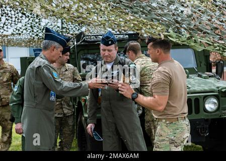 General Heraldo Rodriguez, COMAE-Befehlshaber der Luftwaffe und Oberst Sandro Bernardon, Betriebsberater von Rodriguez, beobachten die Gerätefunktionen als Tech. Sergeant Paul Cange, ein JTAC (Joint Terminal Attack Controller), der dem 274. Air Support Operations Squadron (ASOS) angehört, erläutert die Fähigkeiten der Special Warfare Airmen am Hancock Field Air National Guard Base, Syracuse, New York, am 6. Juni 2022. Rodriguez und sein Team besuchten ihn mit dem Ziel, die Partnerschaft zwischen NYANG und COMAE zu stärken. Air National Guard Foto von Senior Airman Daniel Meade Stockfoto