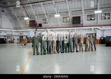 General Heraldo Rodriguez, COMAE-Befehlshaber der Luftwaffe für Luft- und Raumfahrt (COMAE) der brasilianischen Luftwaffe, und sein Team posieren vor einem MQ-9 Reaper mit Mitgliedern der NYANG, darunter Brigg. General Denise Donnell, Befehlshaber der NYANG, Oberst William McCrink, Befehlshaber des 174. Angriffsflügels, und Oberstleutnant Andrew Carlson, Befehlshaber des 107. Angriffsflügels am Luftwaffenstützpunkt Hancock, Syracuse NY, am 6. Juni 2022. Rodriguez und sein Team besuchten ihn mit dem Ziel, die Partnerschaft zwischen NYANG und COMAE zu stärken. Air National Guard Foto von Senior Airman Daniel Meade Stockfoto