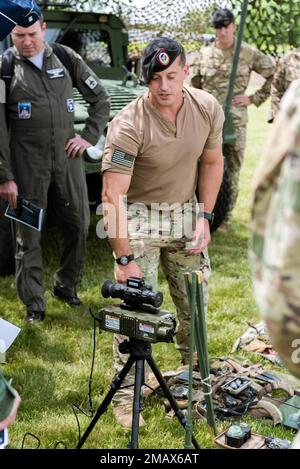 General Heraldo Rodriguez, COMAE (COMAE), brasilianischer Luftwaffe, hört als TSgt. Paul Cange, ein JTAC (Joint Terminal Attack Controller), der der 274. Air Support Operations Squadron (ASOS) angehört, erläutert die Fähigkeiten der Special Warfare Airmen. Rodriguez und sein Team besuchten uns mit dem Ziel, die Partnerschaft zwischen NYNG und COMAE zu stärken. Air National Guard Foto von Senior Airman Daniel Meade Stockfoto