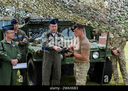Oberst Sandro Bernardon, operativer Berater von General Heraldo Rodriguez, COMAE (COMAE), COMAE (COMAE), Comes, Comes, Comes, Comes, Comes. Sergeant Paul Cange, ein JTAC (Joint Terminal Attack Controller), der dem 274. Air Support Operations Squadron (ASOS) angehört, erläutert die Fähigkeiten der Special Warfare Airmen am Hancock Field Air National Guard Base, Syracuse, New York, am 6. Juni 2022. Rodriguez und sein Team besuchten ihn mit dem Ziel, die Partnerschaft zwischen NYANG und COMAE zu stärken. Air National Guard Foto von Senior Airman Daniel Meade Stockfoto