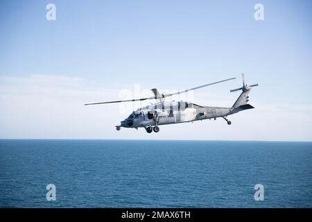 Ein MH-60s Nighthawk, der an die „Tridents“ des Helicopter Sea Combat (HSC) Squadron 9 angehängt ist, startet vom Flugdeck der USS Gerald R. Ford (CVN 78), 6. Juni 2022. Ford ist im Atlantik unterwegs und führt Beförderungsqualifikationen durch. Stockfoto