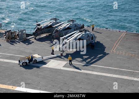 Matrosen, die der USS Gerald R. Ford (CVN 78) mit einem Taxi MH-60s Nighthawk zugewiesen wurden, das an die „Tridents“ des Helicopter Sea Combat (HSC)-Geschwaders 9 auf dem Flugdeck angeschlossen ist, 6. Juni 2022. Ford ist im Atlantik unterwegs und führt Beförderungsqualifikationen durch. Stockfoto