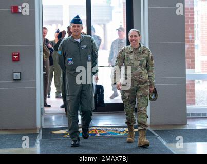 Brigg. General Denise Donnell, Befehlshaber der New York Air National Guard, begleitet General Heraldo Rodriguez, COMAE, bei einem Besuch des 174. Angriffsflügels in Hancock Field, Syracuse NY, am 6. Juni 2022. Rodriguez und sein Team besuchten ihn mit dem Ziel, die Partnerschaft zwischen NYANG und COMAE zu stärken. Air National Guard Foto von 1. LT Jason Carr. Stockfoto