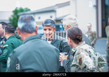 General Heraldo Rodriguez, Befehlshaber Luft- und Raumfahrtoperationen der brasilianischen Luftwaffe (COMAE), arbeitet mit Brigadegeneral zusammen. General Denise Donnell, Befehlshaber der New York Air National Guard, und LT. Colonel Keith Walker, 174. Attack Wing, während ein MQ-9 bei einem Besuch des 174. Attack Wing in Hancock Field, Syracuse NY, am 6. Juni 2022 startet. Rodriguez und sein Team besuchten ihn mit dem Ziel, die Partnerschaft zwischen NYANG und COMAE zu stärken. Air National Guard Foto von 1. LT Jason Carr. Stockfoto
