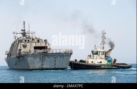 HAFEN VON DSCHIBUTI (6. Juni 2022) - Hafenoperationen Schleppboote unterstützen das Küstenschiff USS Sioux City (LCS 11) beim Einlaufen in den Hafen von Dschibuti, 5. Juni 2022. Sioux City wird im US-5.-Flottengebiet eingesetzt, um die Sicherheit und Stabilität des Seeverkehrs im Nahen Osten zu gewährleisten. Stockfoto