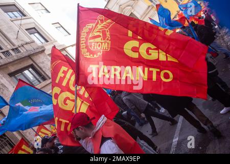 Rom, Italien. 19. Januar 2023. Demonstration in Rom vor dem Hauptquartier des Ministeriums für Unternehmen und in Italien hergestellt, organisiert von Arbeitern der ehemaligen ILVA-Fabriken in Taranto. (Kreditbild: © Matteo Nardone/Pacific Press via ZUMA Press Wire) NUR REDAKTIONELLE VERWENDUNG! Nicht für den kommerziellen GEBRAUCH! Stockfoto